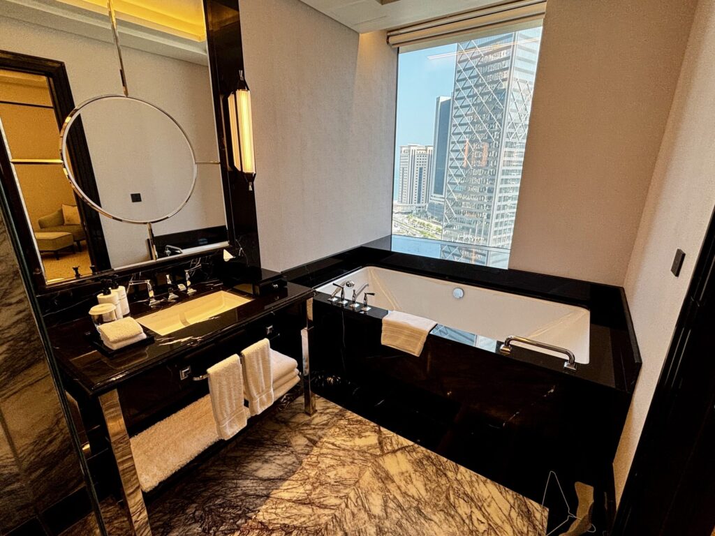 ドーハ　ホテル　ヒルトン　Waldorf Astoria Doha West Bay　宿泊レビュー